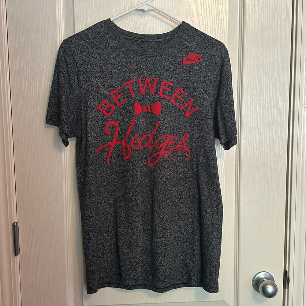 UGA Nike Between the Hedges shirt Men’s medium
